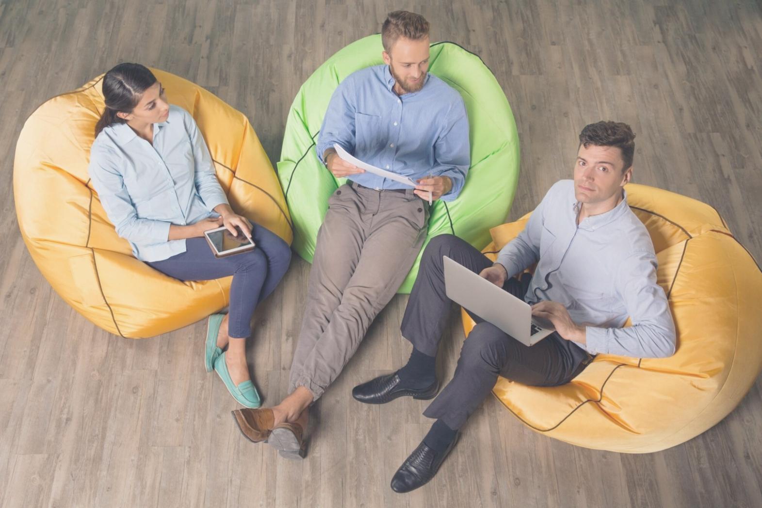 Équipe d'experts lamithurevaloqi travaillant sur l'analyse financière